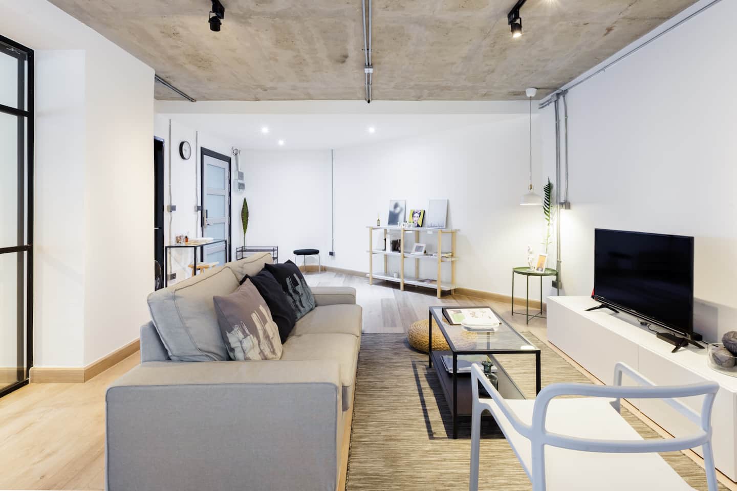 Property with Shuffled Images - Image 1