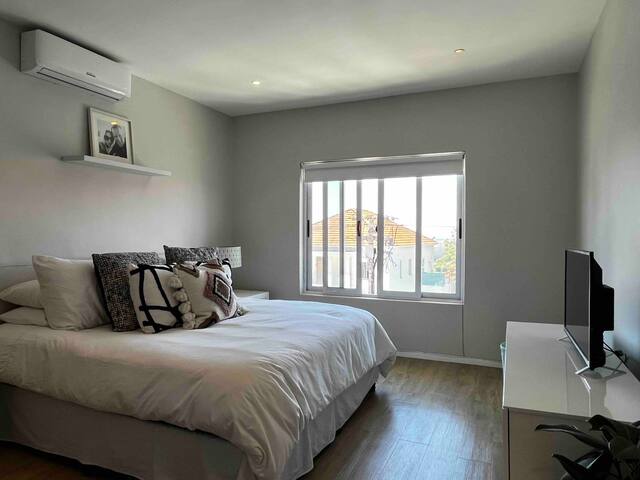 The Views! Gem in the heart Green Point gallery image 3