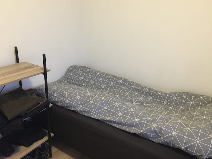 غرفة النوم (ج).