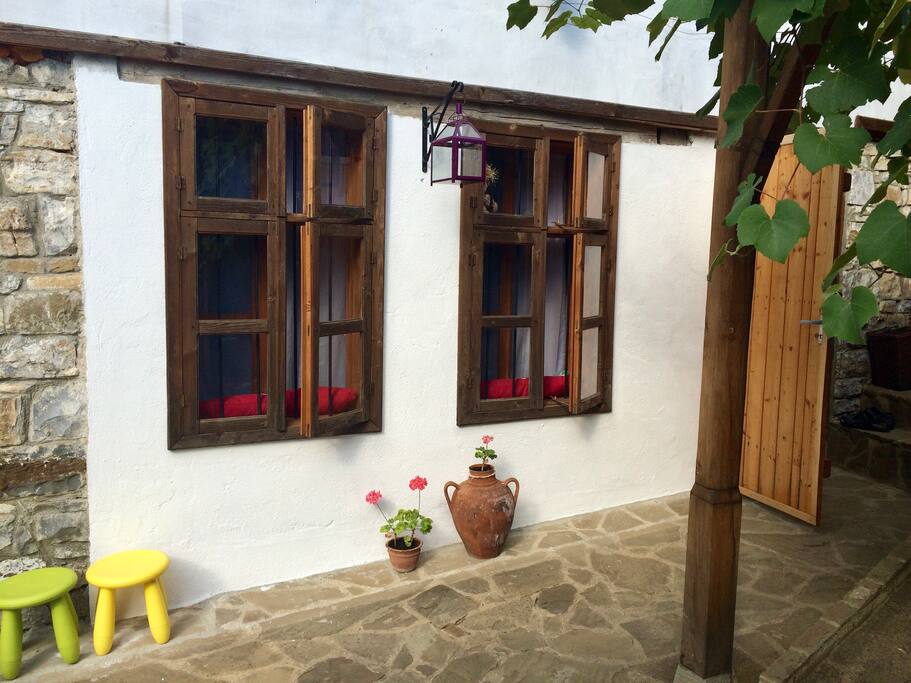 Private entrance room with bathroom, two single beds and a double bed sofa