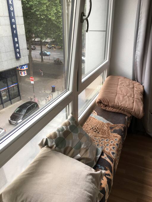Fensterbank lädt zum lesen und beobachten ein