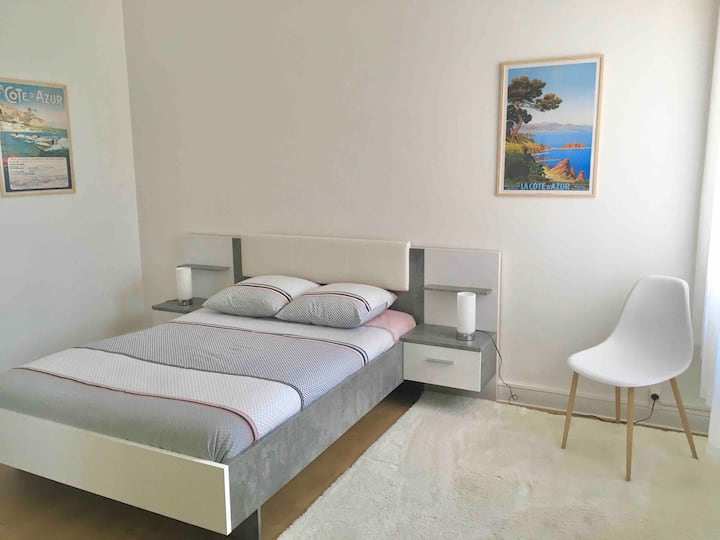 Habitación con cama doble