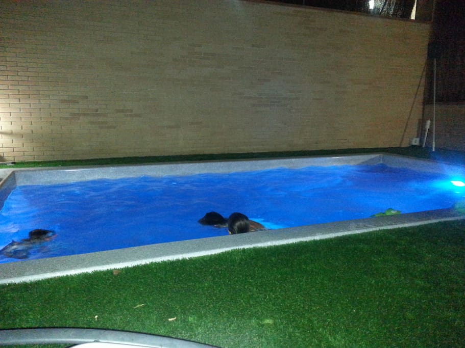 Piscina de noche iluminada