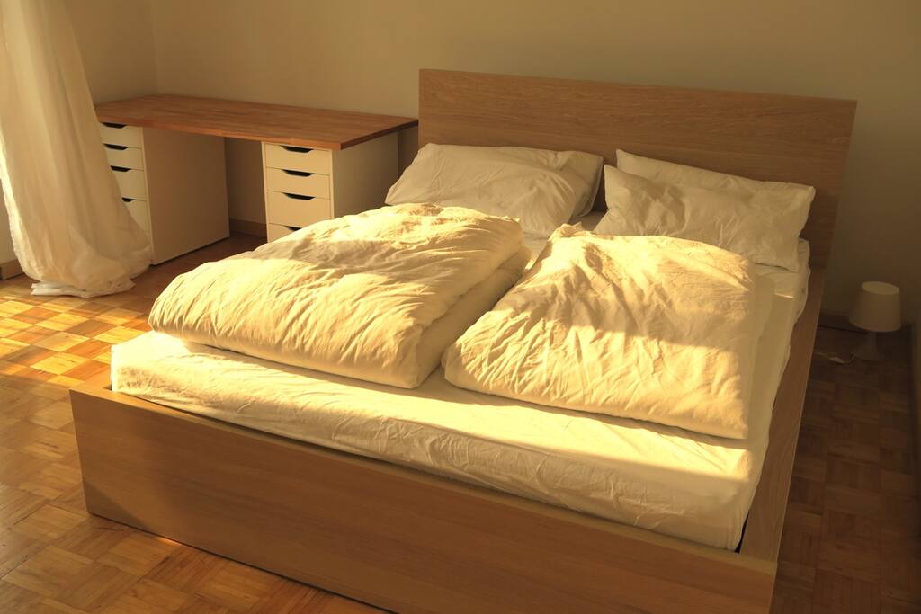 You can put all your belongings into the drawers of both elements under the bedside table.