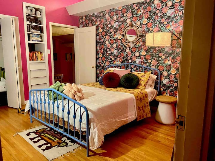 Tempurpedic veľkosti Queen s 1 000 plachtami s počtom nití. Zasnený výhľad na zadný výhľad na pergolu. Nachádza sa medzi kúpeľňou pre hostí a filmovou miestnosťou. TV so službou Netflix, Hulu, Prime. Náladové osvetlenie,
zatemňovacie závesy a veľa osobnosti.
