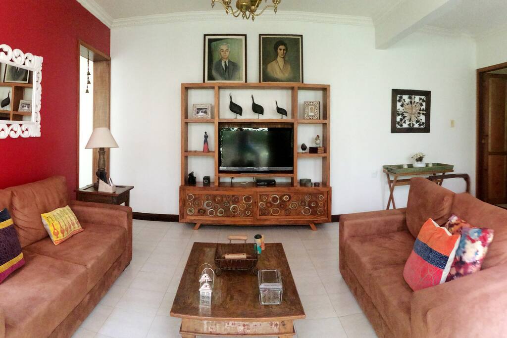 Sala banhada pelo sol da manhã.