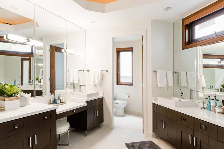 Hollywood Hills Home Pool Sauna Spa LA City Views & Theater gallery image 4