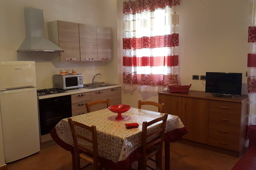 Cucina arredata di tutto ( pentole, stoviglie ecc).