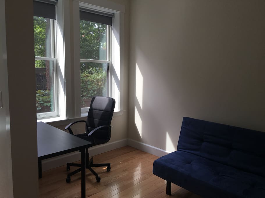 Connected study with futon for 3rd guest
