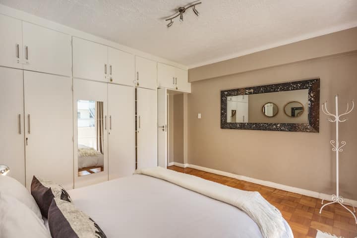 Dormitorio principal con cama tamaño queen y mucho espacio en el armario.