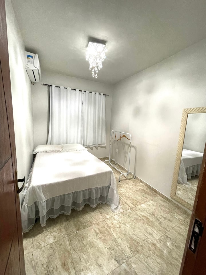 Chumba cha kulala 3
Kisanduku 1 cha kitanda cha watu wawili
Kiyoyozi cha 1 
Feni 1 
Seki 1 iliyo na viango vya nguo
Kioo 1 