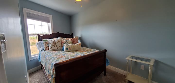 Schlafzimmer im Erdgeschoss mit Queensize-Bett.