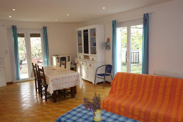 zona e ngrënies
 
që hapet në kuvertën jugore
hapja në kopshtin e anës perëndimore nën pemën e qershisë
