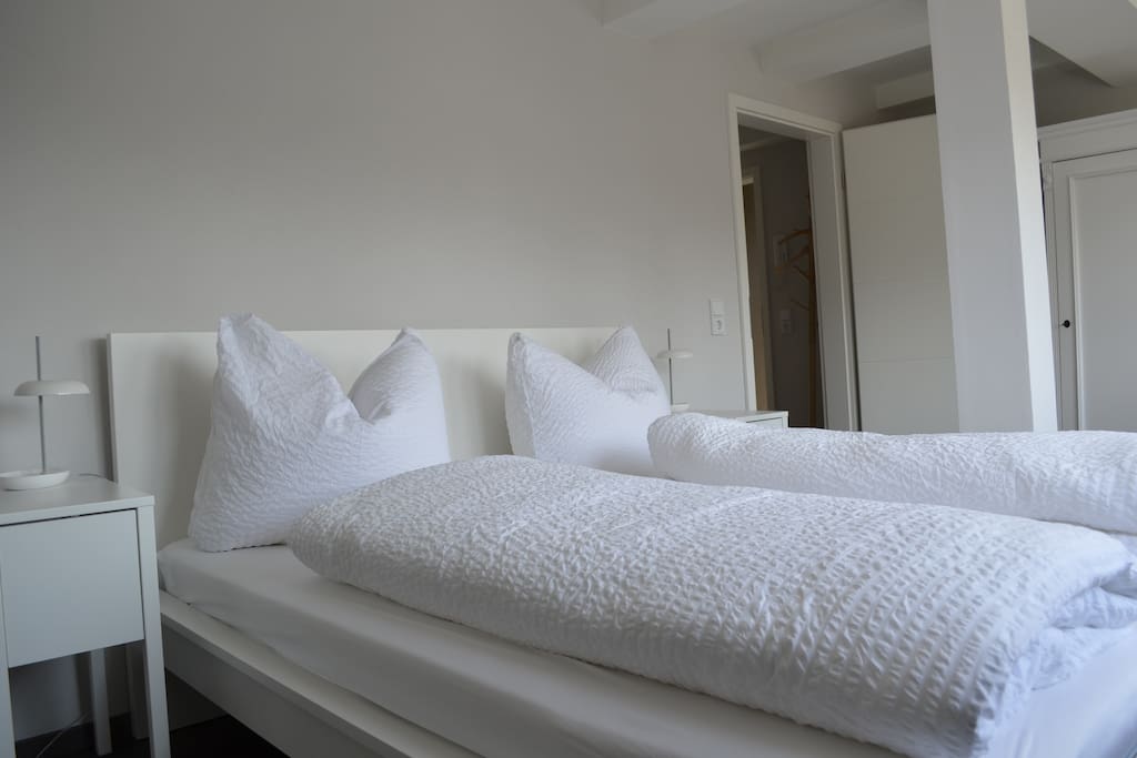 Schlafzimmer 1