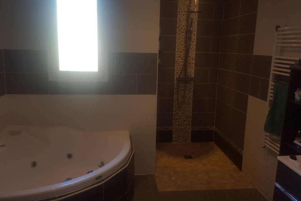 Salle de bain avec baignoire balnéothérapie et douche à l italienne