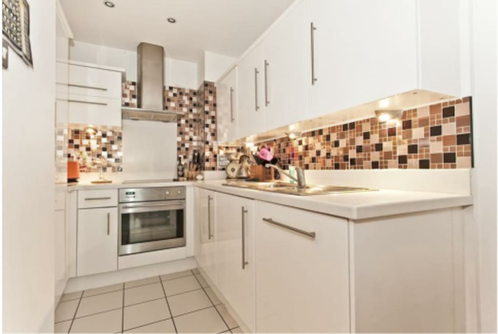 Luxury Central London 1 Bedroom Apartment, in a beautiful building located on the River Thames and very near to the Houses of Parliment and all the major London tourist attractions.