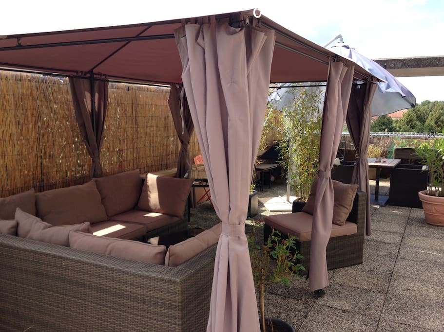 Salon de jardin en angle pour un repos bien mérité.