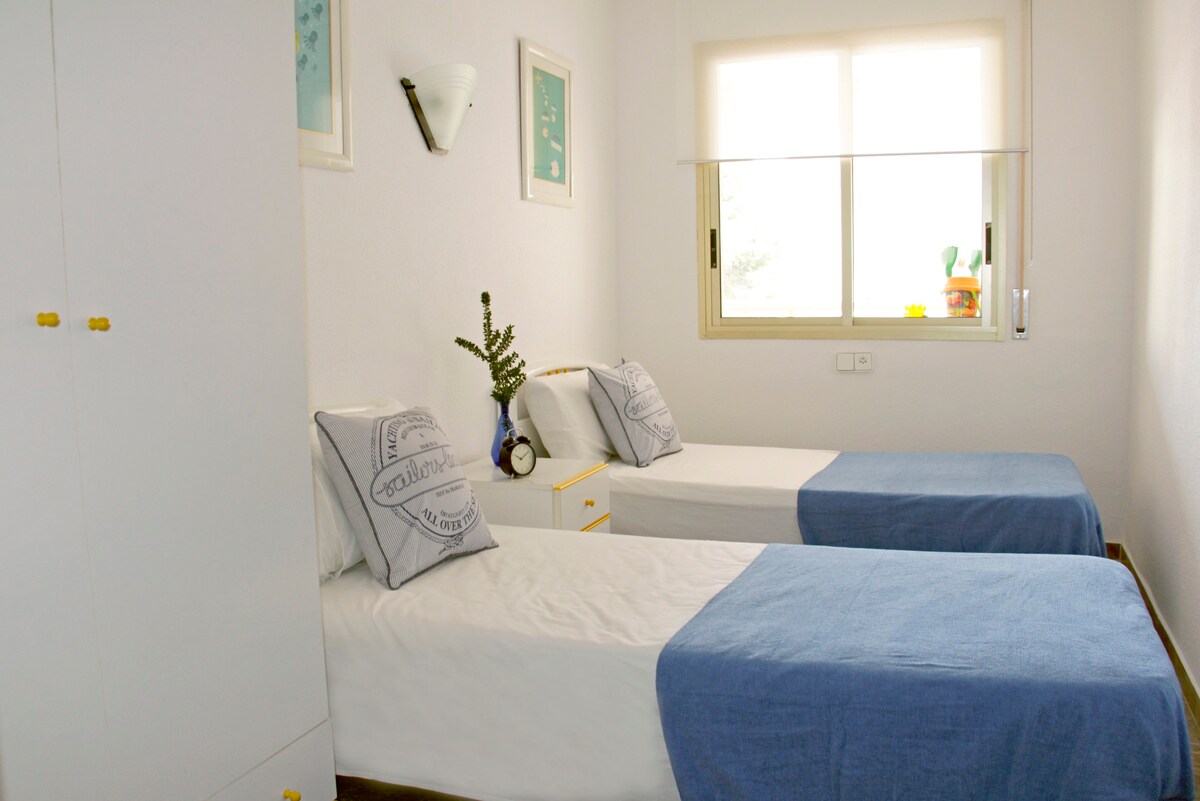 双人房。2张单人床