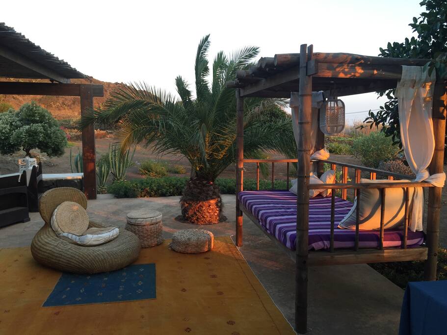 Zona relax riparata dal maestrale con vista sul giardino