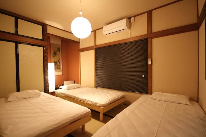左側のお部屋も和室ながらベッドで3名が宿泊できるようになっています。ブラインドを開けると公園を見渡せて、やはり景色が良いです。鳥の声が一番良く聞こえるお部屋だったりします。