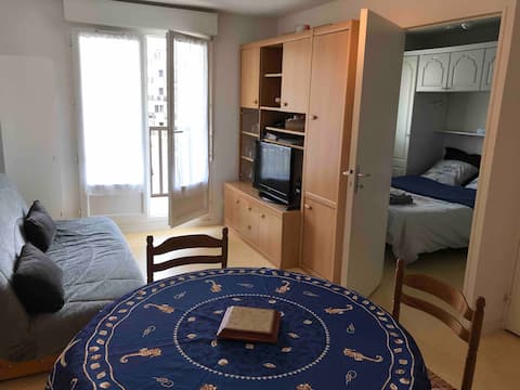 Top performing Airbnb: Large balcony/direct beachfront access in Cabourg