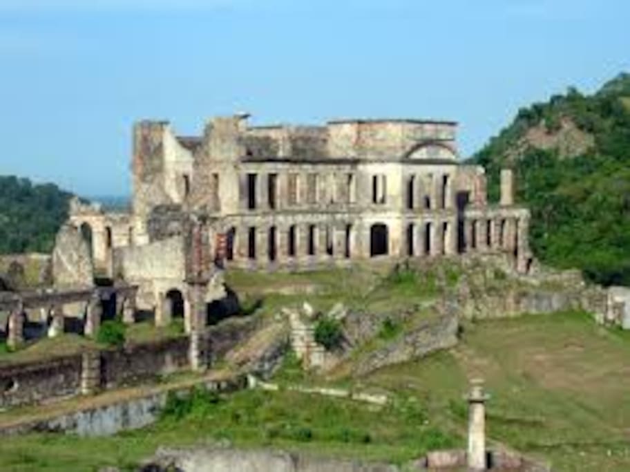 19th century palace. Destroy by an earthquake in 1842.