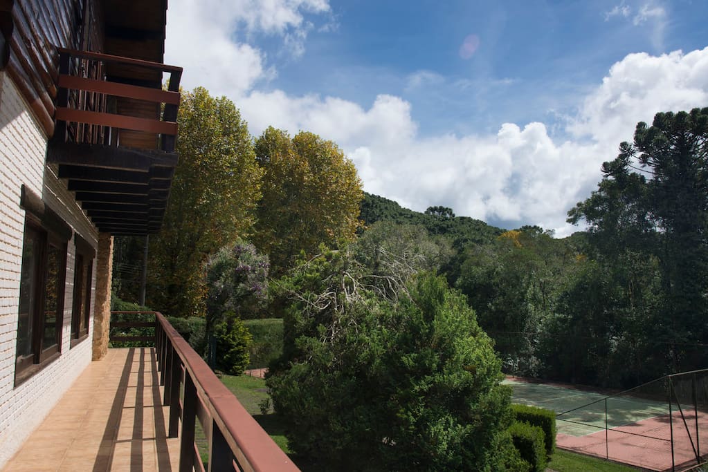 Varanda vista da quadra de tênis