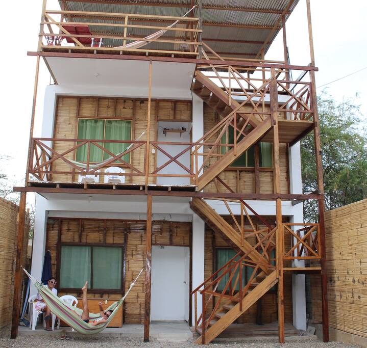 Fotos interior Pinosur, habitaciones en primer y segundo piso con hamacas para descanso