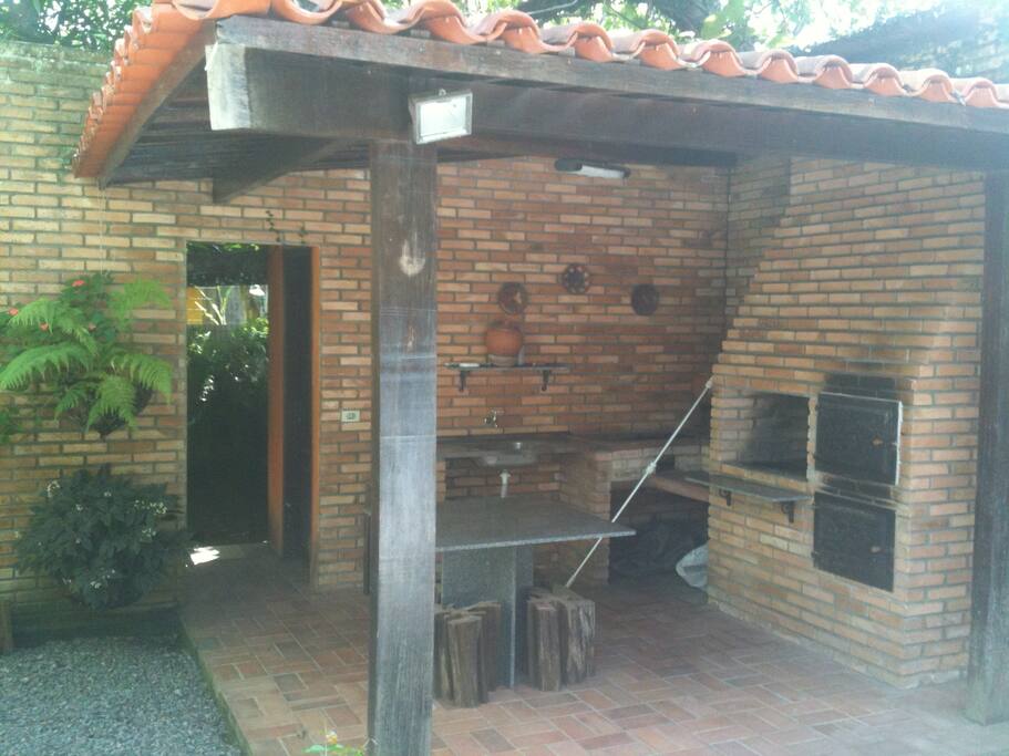 Churrasqueira com banheiro