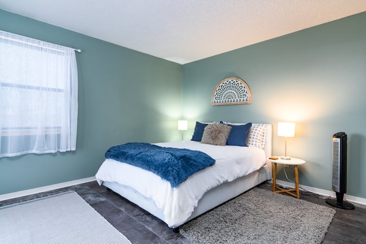 Naša velika spavaća soba ima plišani bračni krevet s privatnim pristupom stražnjoj terasi, HD TV-u i kupaonici s vlastitom kupaonicom.

„Kreveti su bili tako udobni, stan je bio lijep i miran.„ -Rebecca Aug 2022.