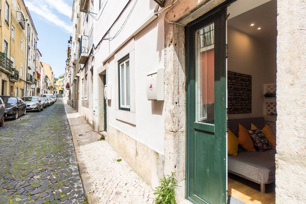 Experience life in a traditional neighborhood of Lisbon!