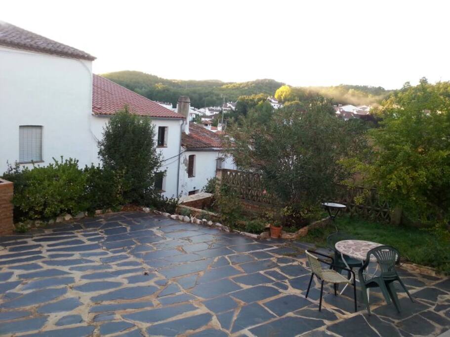 Un gran patio, terraza mirador con barbacoa, pueden aparcar el coche.