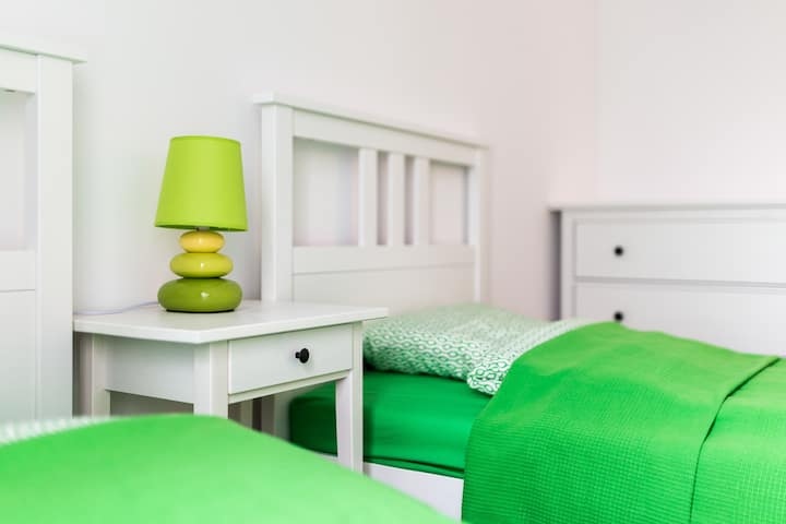 ห้องนอนที่สองมีเตียงเดี่ยวสองเตียง