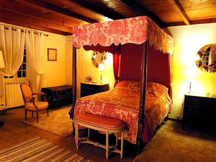 Დიდი საძინებელი ოთხადგილიანი საწოლი .
