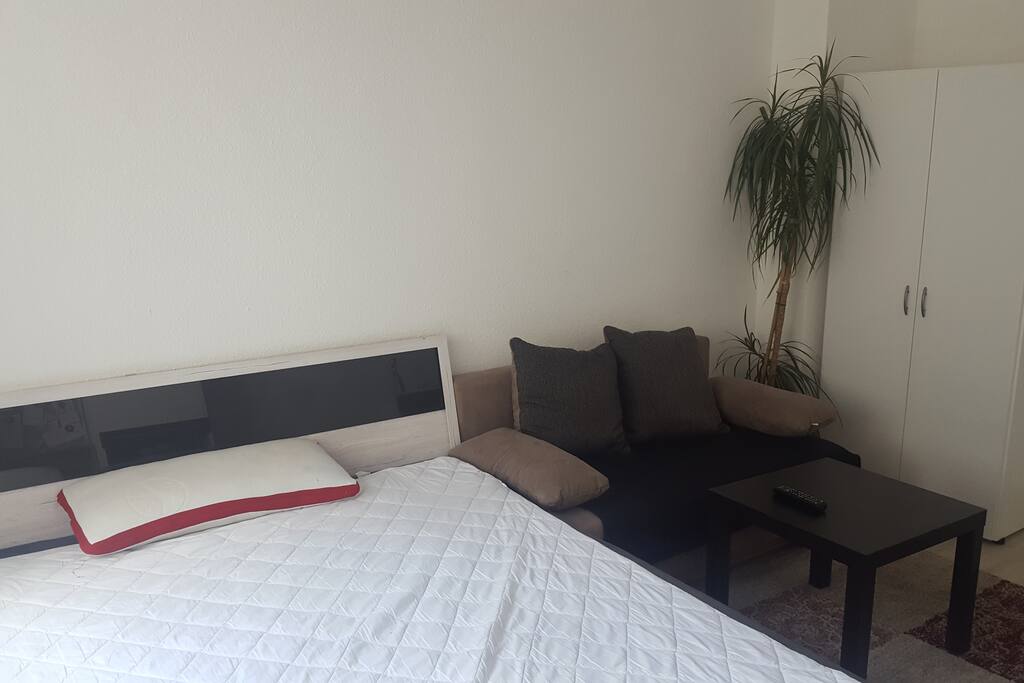 Bett, Sofa, Schrank