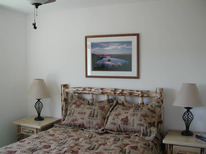 Gostinjska soba s bračnim krevetom, privatnom kupaonicom i prekrasnim pogledom na dolinu Carson