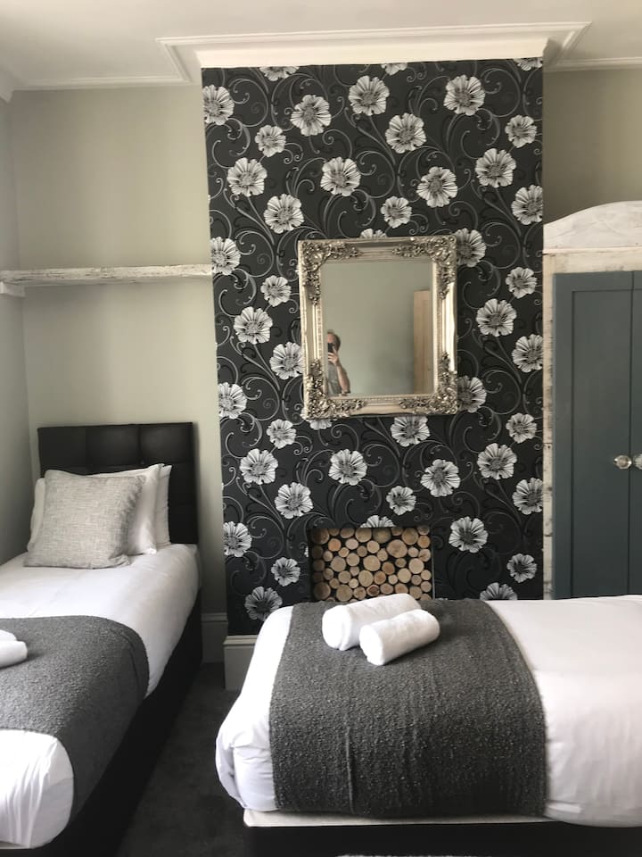 táto izba
môžu spať 4 osoby, buď každý na samostatnej posteli, alebo jeden na manželskej posteli a dvaja na samostatných posteliach 