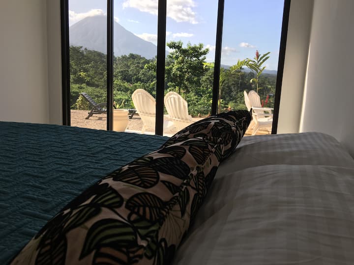 Спалня с изглед към вулкан