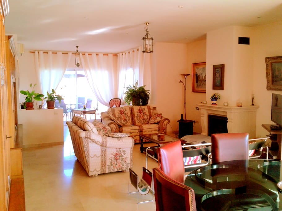 Dining towards sitting area & East terrace.