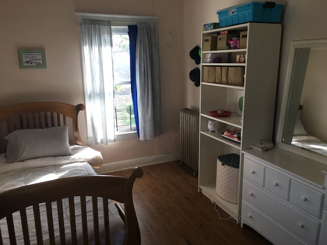 PRIVATE ROOM! No cleaning fees! 2/5 train