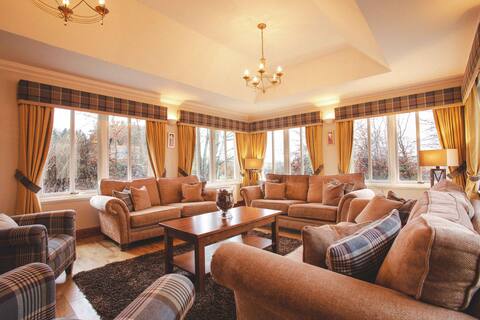 Luxury 5 Bed - Meldrum House Hotel Gate Lodge