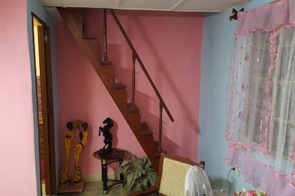 escaleras que conducen al dormitorio