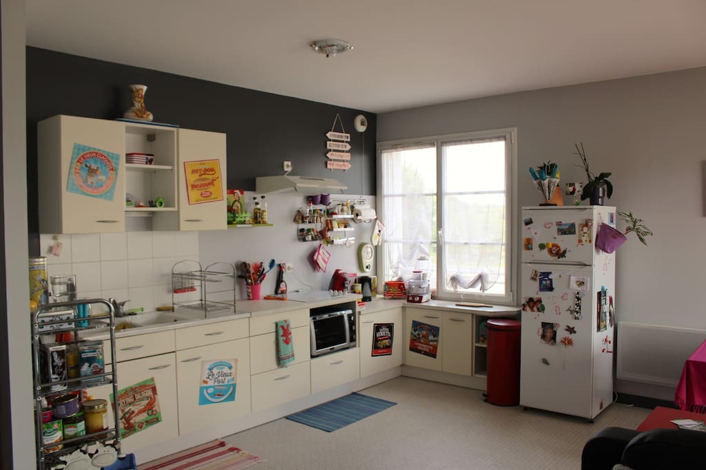 Espace cuisine avec four et plaques vitro