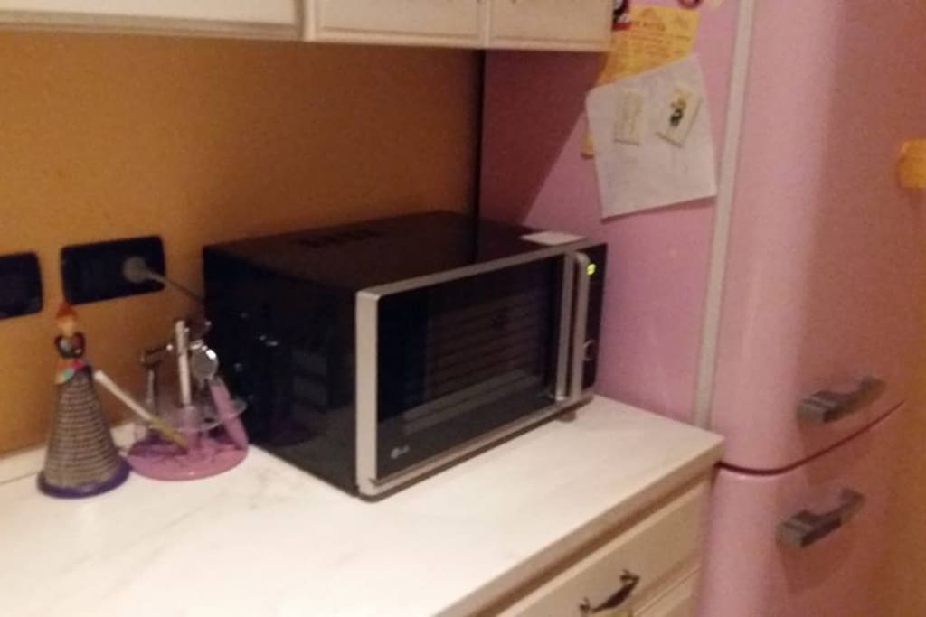 cucina uso microonde e frigo
