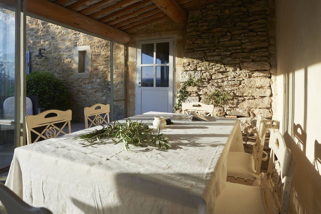 Salle à manger dans orangerie- qui peut être fermée avec des vitre