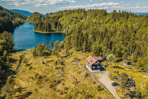 Beautiful Private Villa with Lake View and Boat