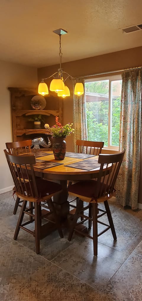 Conveniently Located Bright and Cozy Home