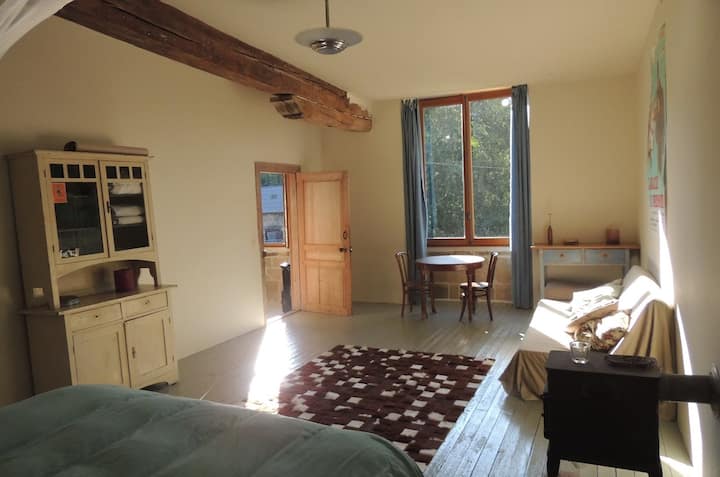 Chambre 1 lit double à l'étage
et canapé-lit
Salle de bain privée avec bain
Poêle à bois
