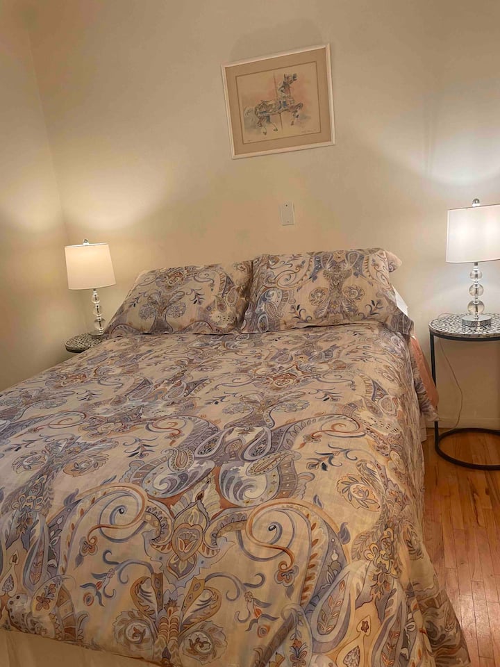 שינינו את סידור השידה שליד המיטה והתאורה בחדר השינה הקטן יותר. בחדר הזה יש את כיסא הנדנדה ואת מדפי הספרים. המיטה "מלאה ". החלפתי גם את כיסוי השמיכה. אני יכול להחליף בין שני הכיסויים השונים שלי. (27/8/2023)