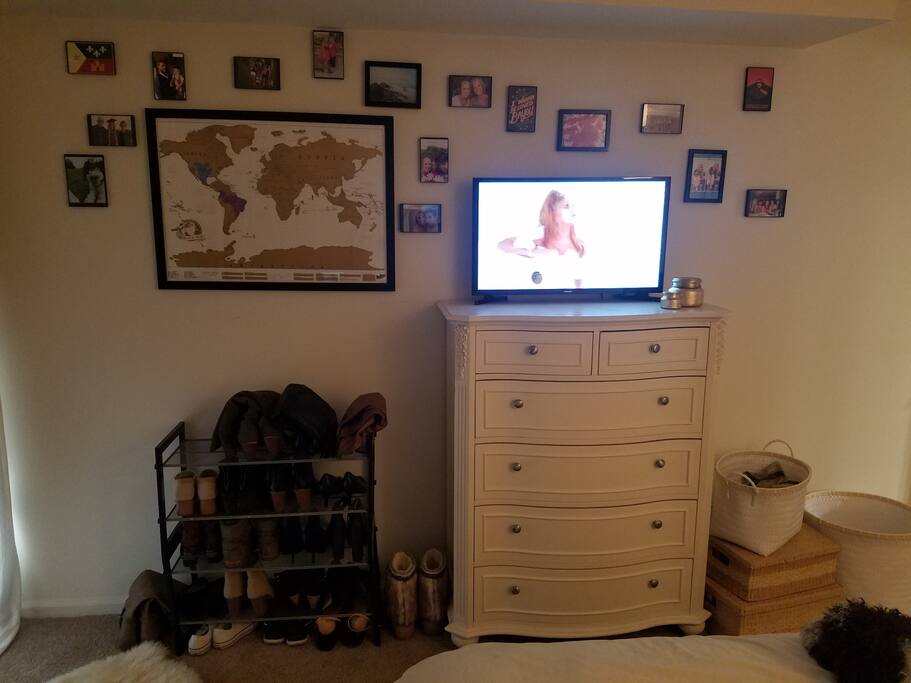 This tv is connected to a Google Chrome Cast, so you can easily stream Netflix, Hulu, Xfinity online, Youtube, etc.